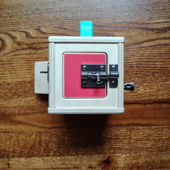 Lovevery bus and lockbox from the Realist playkit (19-21m) - Picture 4 of 16